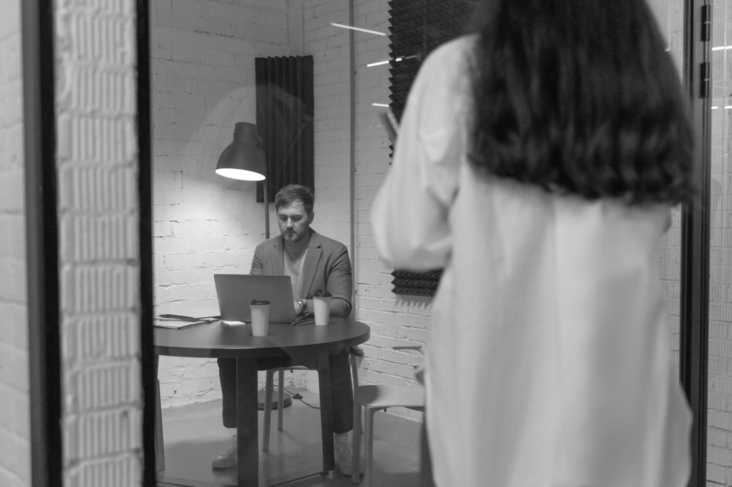 Unser Team bei der Arbeit in modernen Büroräumen